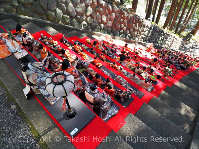 石段上から見下ろす素盞鳴神社雛段飾り