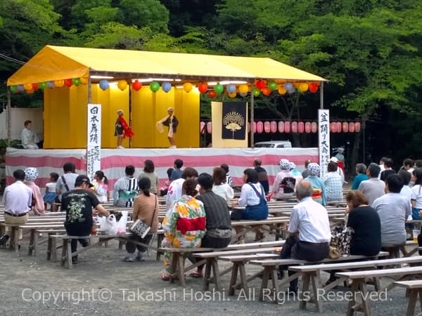 靜岡縣護國神社境内に設けられたステージ