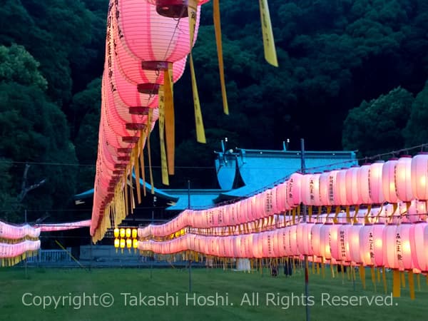 万灯みたま祭の提燈の色の違いを楽しもう！