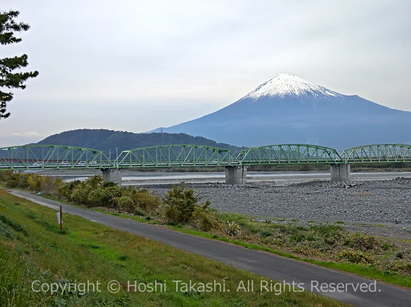 富士川越しの富士山