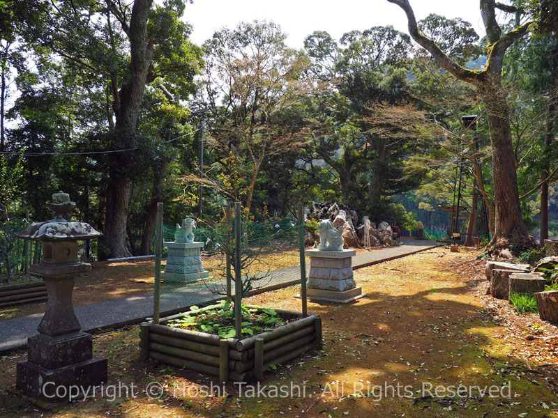 下田の天神神社の境内