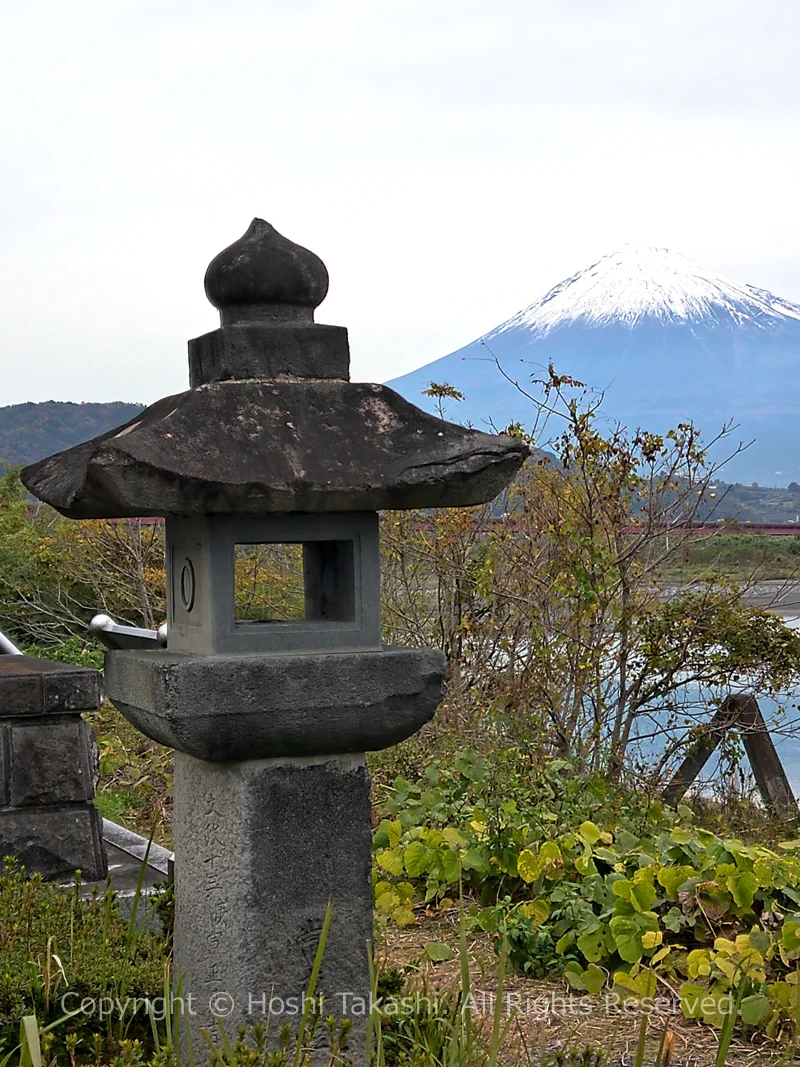 岩淵の常夜燈と富士山