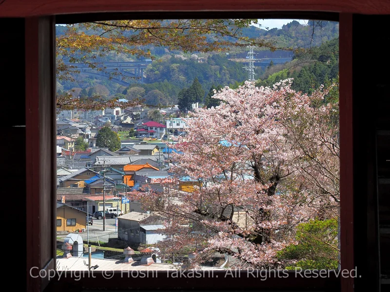 妙松寺の山門の扉越しに見る北松野の景色