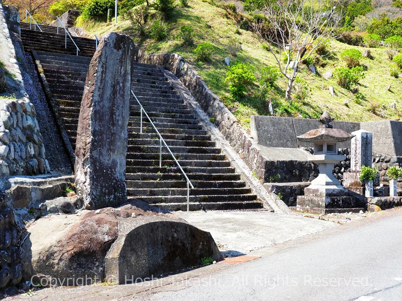 妙松寺の参道入口に建つ題目塔