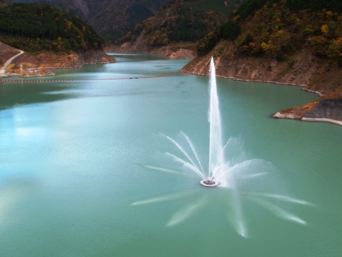 接岨湖の巨大噴水