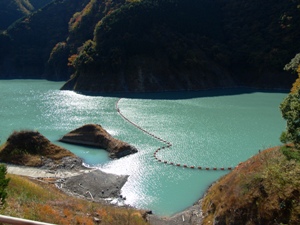 エメラルドグリーンに輝く接岨湖