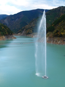 接岨湖の巨大噴水