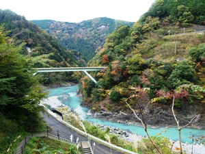 ダム下流　大井川の眺め