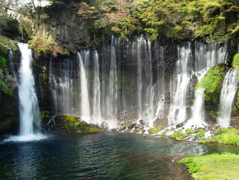 岩場より流れ落ちる白糸の滝