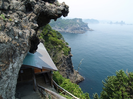 崖に潜り込み建つ石室神社