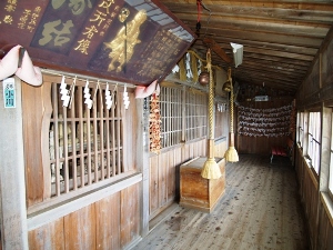 石室神社の社殿内