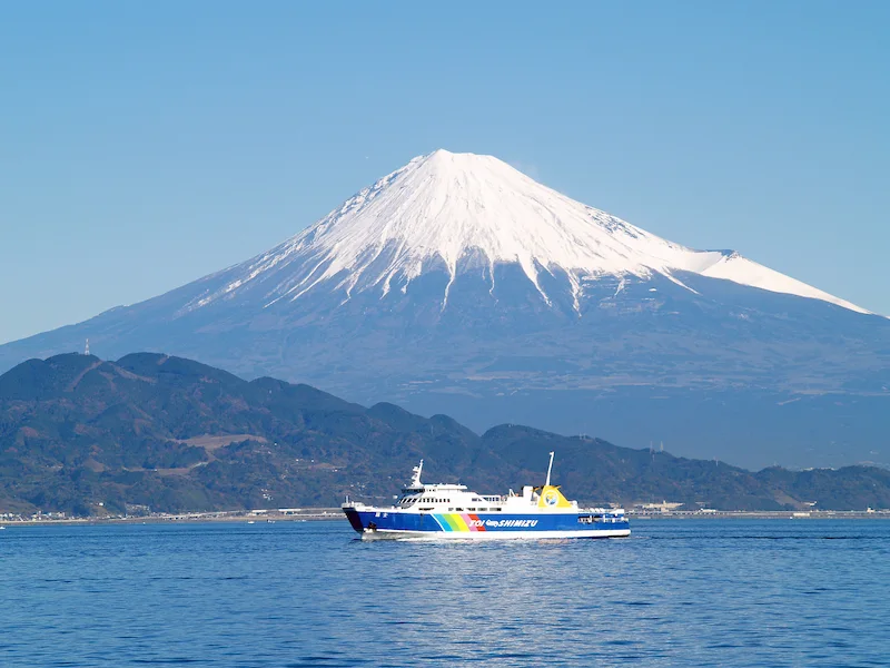 駿河湾に浮かぶ富士山