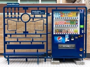 けやきプラザの清涼飲料自動販売機とベンチシートのプラモニュメント