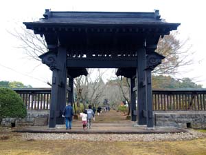 西山本門寺 黒門